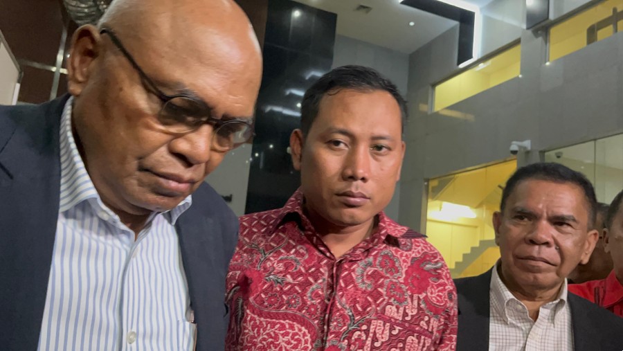 Staf pribadi Sekjen PDIP Hasto Kristiyanto, Kusnadi dan kuasa hukumnya, Petrus Selestinus di Gedung KPK. (Bloomberg Technoz/Muhammad Fikri)