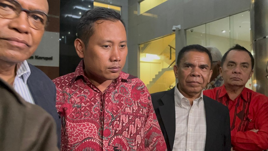 Staf pribadi Sekjen PDIP Hasto Kristiyanto, Kusnadi dan kuasa hukumnya, Petrus Selestinus di Gedung KPK. (Bloomberg Technoz/Muhammad Fikri)