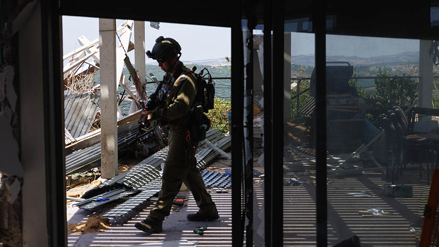 Tentara Israel di lokasi serangan rudal Hizbullah di dekat perbatasan Lebanon, Moshav Shtula, Israel utara, Rabu (19/6/2024). (Kobi Wolf/Bloomberg)