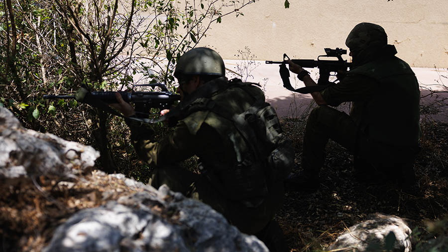 Tentara Israel di perbatasan Israel-Lebanon dekat rumah rusak akibat rudal Hizbullah di Moshav Shtula, Israel, Rabu (19/6/2024). (Kobi Wolf/Bloomberg)
