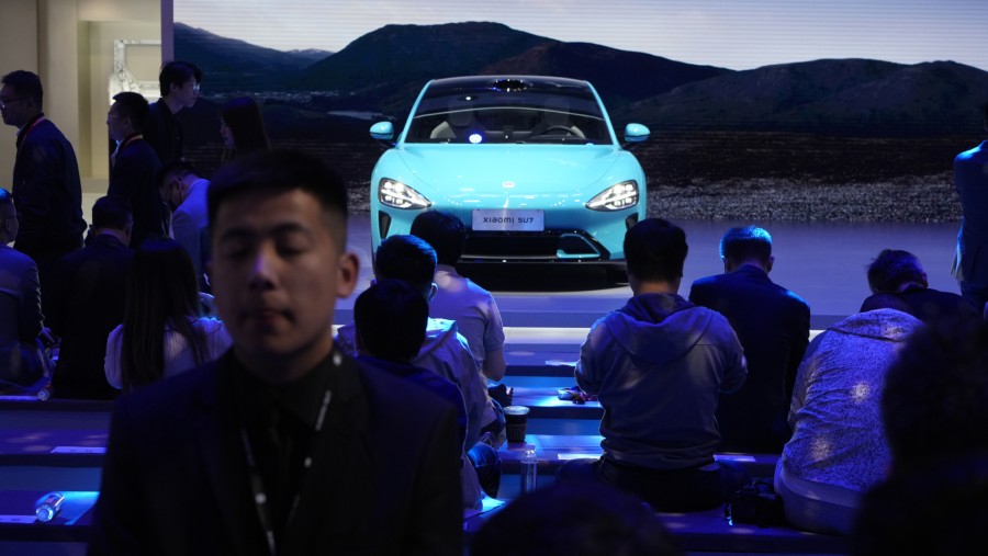 Kendaraan listrik Xiaomi Corp. SU7 selama Beijing Auto Show di Beijing, Tiongkok, pada 25 April./Bloomberg-Qilai Shen