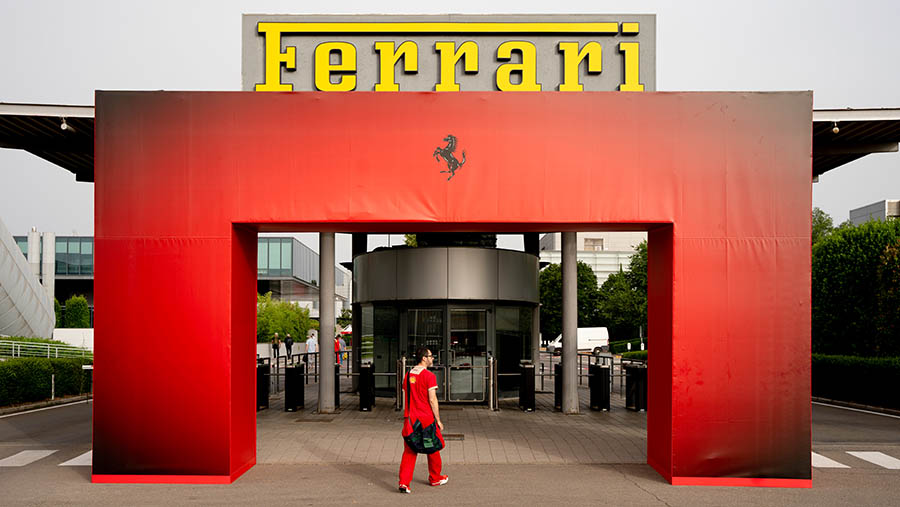 Pintu masuk pabrik Ferrari di Maranello, Italia, Jumat (21/6/2024). (Francesca Volpi/Bloomberg)