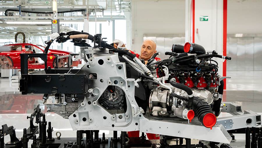 Ferrari telah melatih para pekerjanya selama dua tahun terakhir untuk lini produksi baru ini. (Francesca Volpi/Bloomberg)