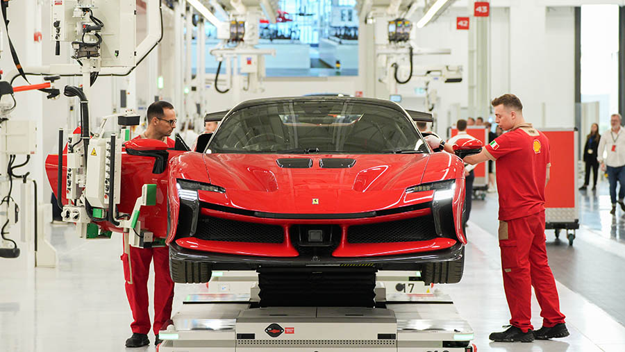 Ferrari meluncurkan pabrik tersebut pada saat yang menantang bagi sektor otomotif kelas atas. (Francesca Volpi/Bloomberg)
