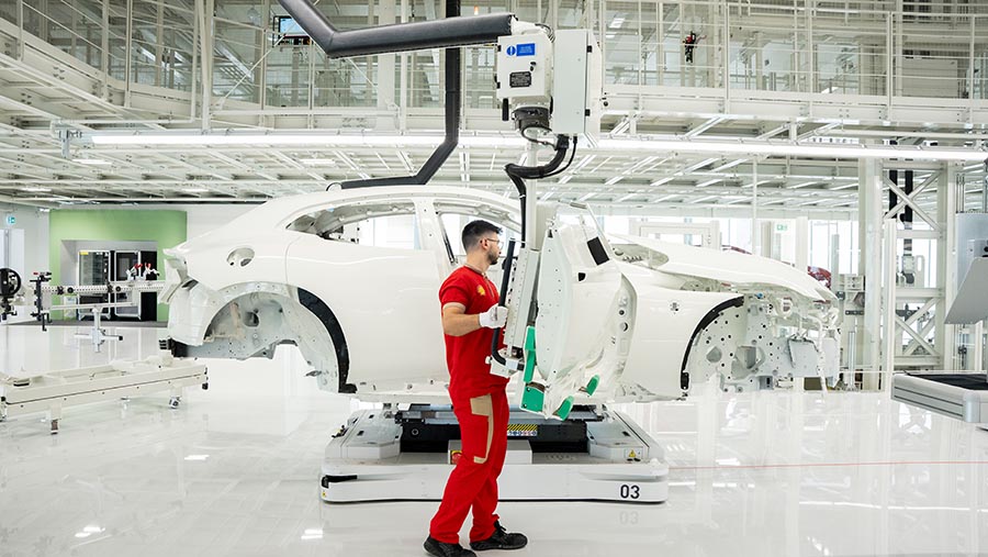 Ferrari NV semakin mendekati debut supercar bertenaga listrik pertamanya dengan memperkenalkan pabrik baru di Italia. (Francesca Volpi/Bloomberg)