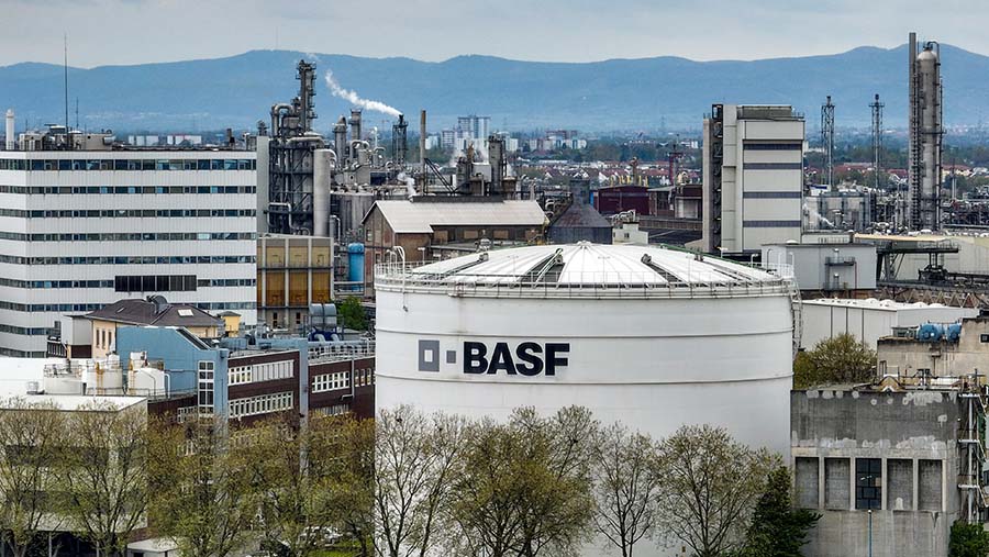 Silo penyimpanan di pabrik kimia BASF SE di Ludwigshafen, Jerman, Selasa, (25/4/2023). (Alex Kraus/Bloomberg)