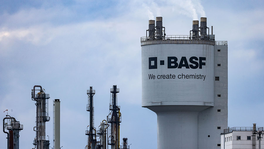 Pabrik kimia BASF SE di Ludwigshafen, Jerman, Selasa, (25/4/2023). (Alex Kraus/Bloomberg)