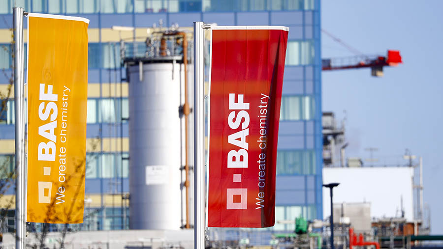 Logo BASF SE terpampang di spanduk di luar kantor pusat perusahaan di Ludwigshafen, Jerman, pada hari Jumat (28/2/2020). (Alex Kraus/Bloomberg)