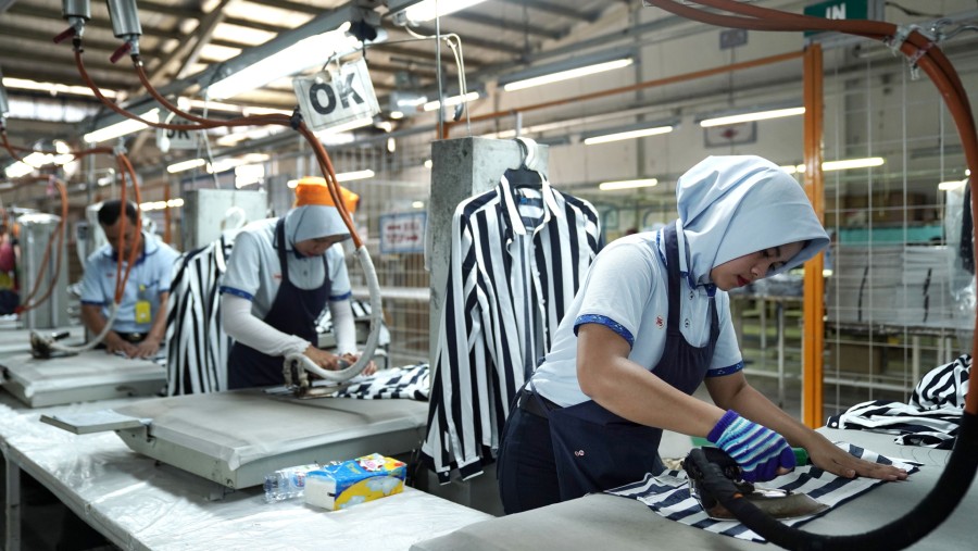 Pekerja di pabrik tekstil PT Sri Rejeki Isman Tbk (SRIL) atau Sritex./Bloomberg-Dimas Ardian