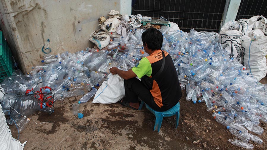 Galon-galon plastik tersebut didapat dari sungai atau sampah rumah tangga.  (Bloomberg Technoz/Andrean Kristianto)
