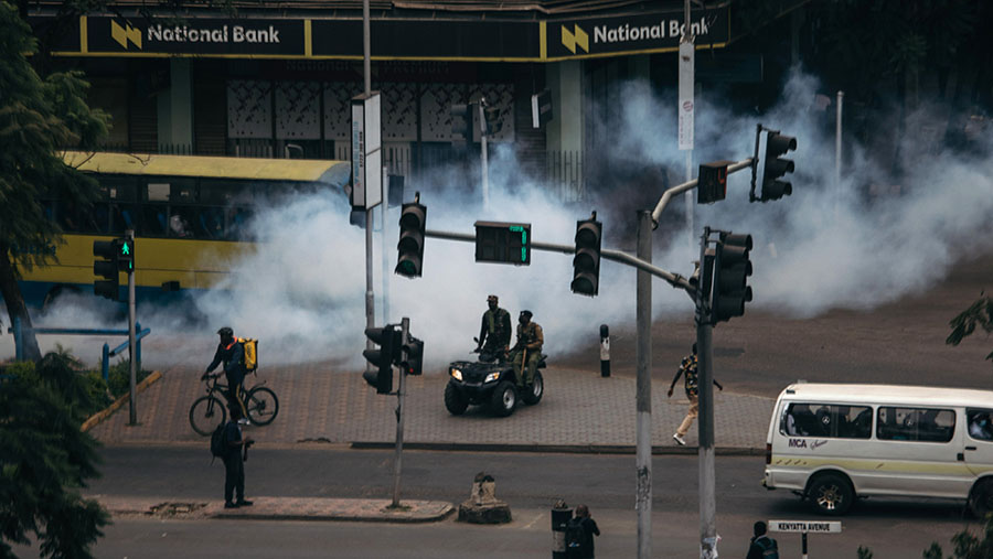 Polisi menembakkan gas air mata untuk membubarkan pedemo di Kawasan Pusat Bisnis Nairobi, Kenya, Selasa (25/6/2024). (Kang-Chen Chung/Bloomberg)
