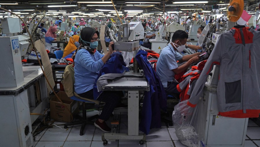 Pekerja di pabrik tekstil PT Pan Brothers Tbk (PBRX) di Solo, Jawa Tengah./Bloomberg-Dimas Ardian