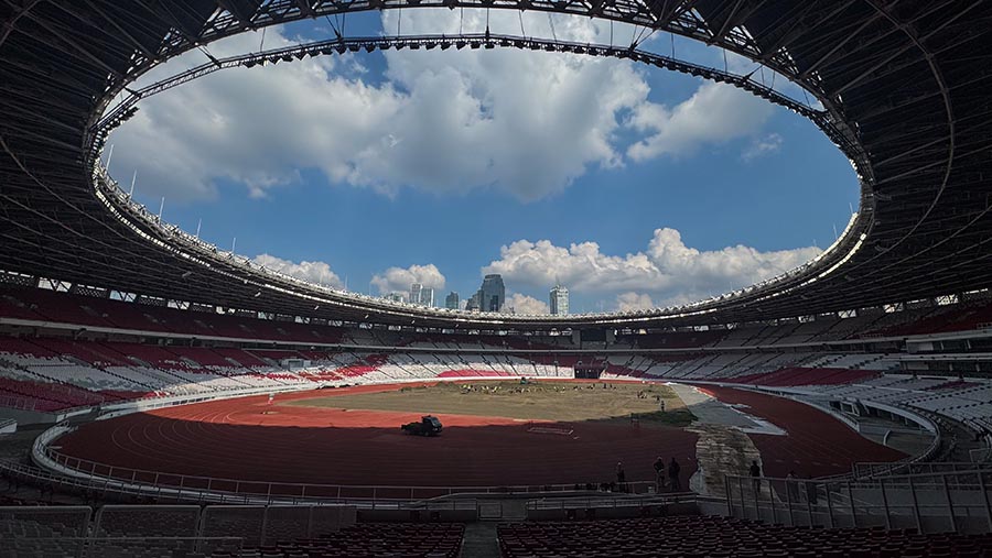 Pekerja melakukan revitalisasi rumput pada Field of Play (FOP) di Lapangan Stadion Utama GBK, Rabu (26/6/2024). (Bloomberg Technoz/Andrean Kristianto)