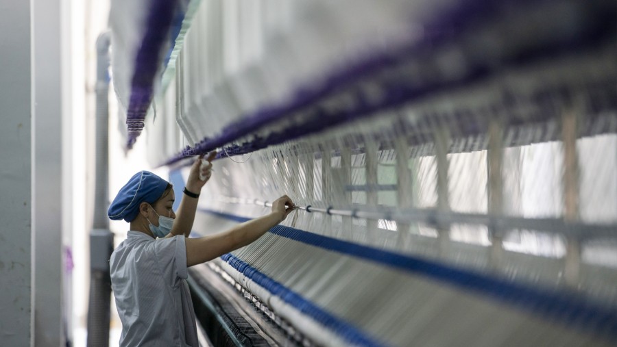 Pekerja di pabrik tekstil di Fujian, China./Bloomberg-Qilai Shen