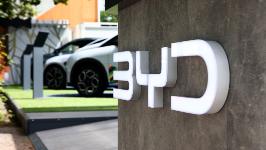 Kendaraan listrik dipajang di stand sponsorship BYD Co./Bloomberg-Liesa Johannssen