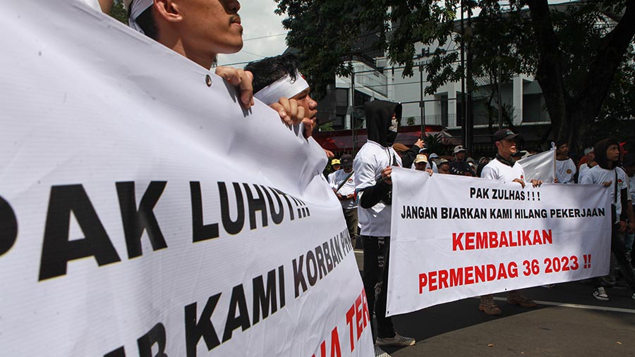 Ratusan buruh tekstil menggelar aksi demo di kawasan Patung Kuda, Jakarta, Kamis (27/6/2024). (Bloomberg Technoz/Andrean Kristianto)