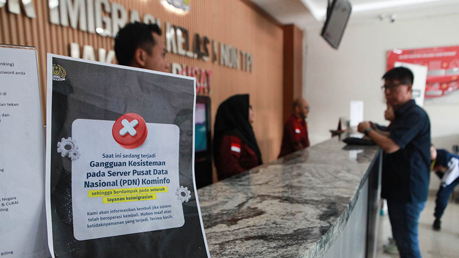Informasi gangguan server pusat data nasional (PDN) di Kantor Imigrasi Jakarta Pusat, Kamis (27/6/2024). (Bloomberg Technoz/Andrean Kristianto)