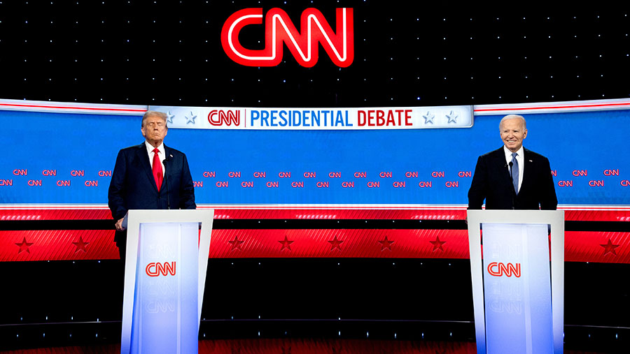 Presiden AS Joe Biden dan Ex-Presiden AS Donald Trump saat debat presiden pertama di Atlanta, AS, Kamis (27/6/2024). (Eva Marie Uzcategui/Bloomberg)
