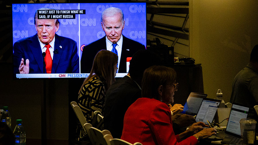 Media bekerja selama debat presiden pertama antara Joe Biden dan Donald Trump di Atlanta, AS, Kamis (27/6/2024). (Eva Marie Uzcategui/Bloomberg)