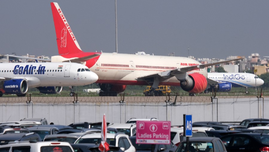 Pesawat terparkir di Bandara Delhi di India. (Dok: Bloomberg)