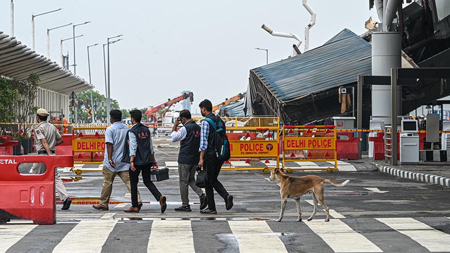 Kondisi kanopi yang runtuh di Terminal 1 Bandara Delhi di New Delhi, India, Jumat (28/6/2024). (Prakash Singh/Bloomberg)
