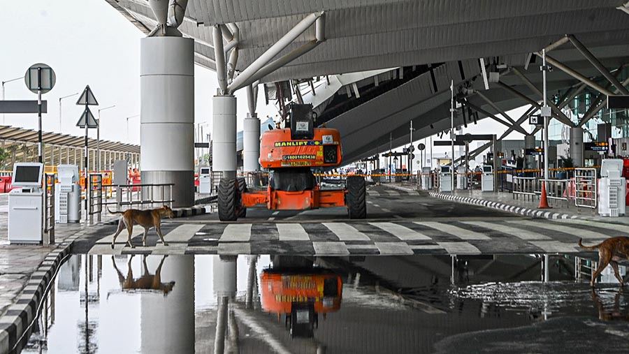 Kondisi kanopi yang roboh di Terminal 1 Bandara Delhi di New Delhi, India, Jumat (28/6/2024). (Prakash Singh/Bloomberg)