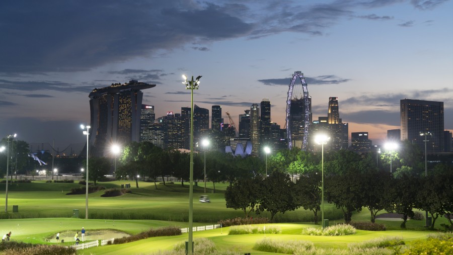 Pegolf bermain pada malam hari di Lapangan Golf Marina Bay di Singapura pada 2021./dok. Bloomberg