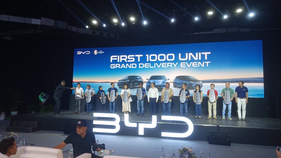 Penyerahan 1.000 unit pertama mobil BYD di Indonesia, Minggu (30/6/2024)./Bloomberg Technoz-Pramesti Regita Cindy