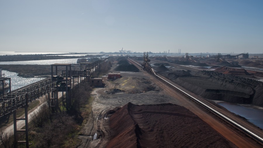Timbunan batubara, bijih besi dan bauksit./Bloomberg-Nathan Laine