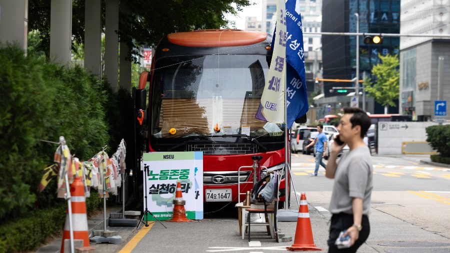 Bus milik National Samsung Electronics Union parkir depan kantor Samsung. Fotografer: SeongJoon Cho/Bloomberg
