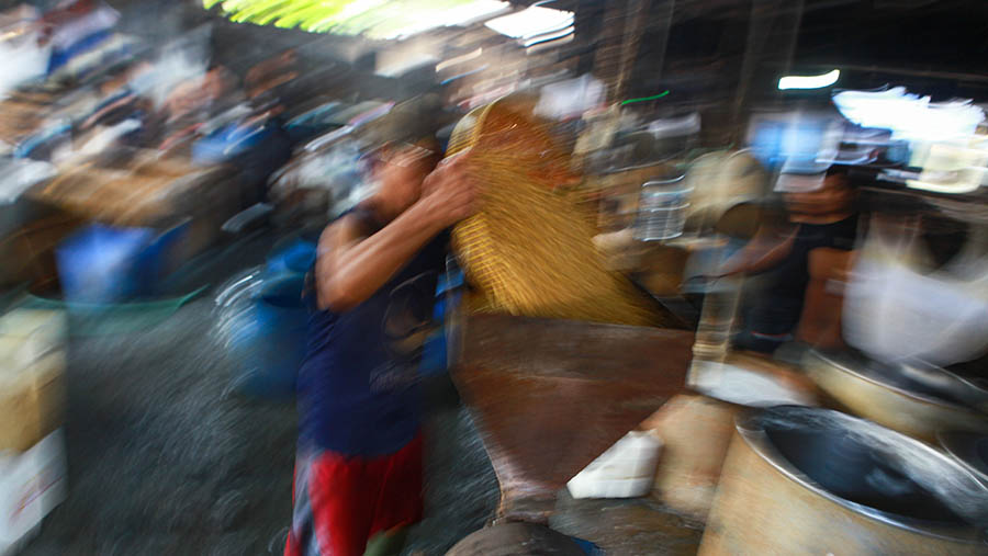 Pekerja menggiling kedelai impor untuk membuat tahu di Mampang, Jakarta, Rabvu (3/7/2024). (Bloomberg Technoz/Andrean Kristianto)