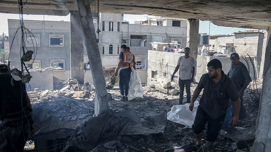 Warga Palestina memeriksa kerusakan bangunan usai serangan Israel di Deir al-Balah, Gaza tengah, Selasa (2/7/2024). (Ahmad Salem/Bloomberg)