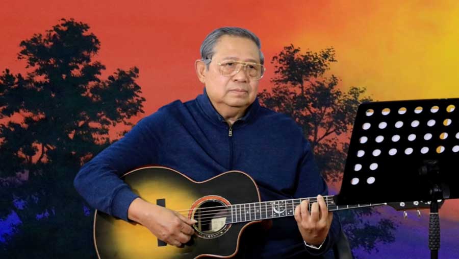 SBY dengan Gitar (Instagram @aniyudhoyono)