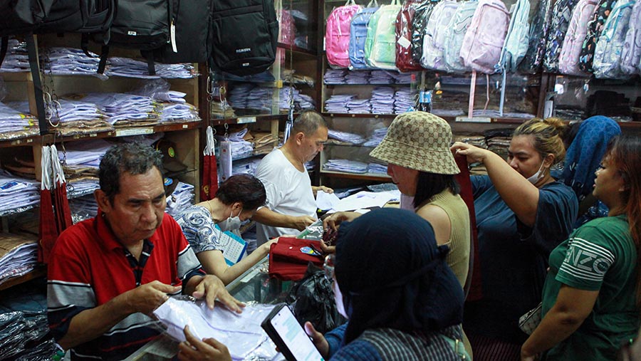 Selain pengusaha konveksi, pedagang seragam sekolah di Pasar Jatinegara juga mengalamin kenaikan penjualan, (Bloomberg Technoz/Andrean Kristianto)