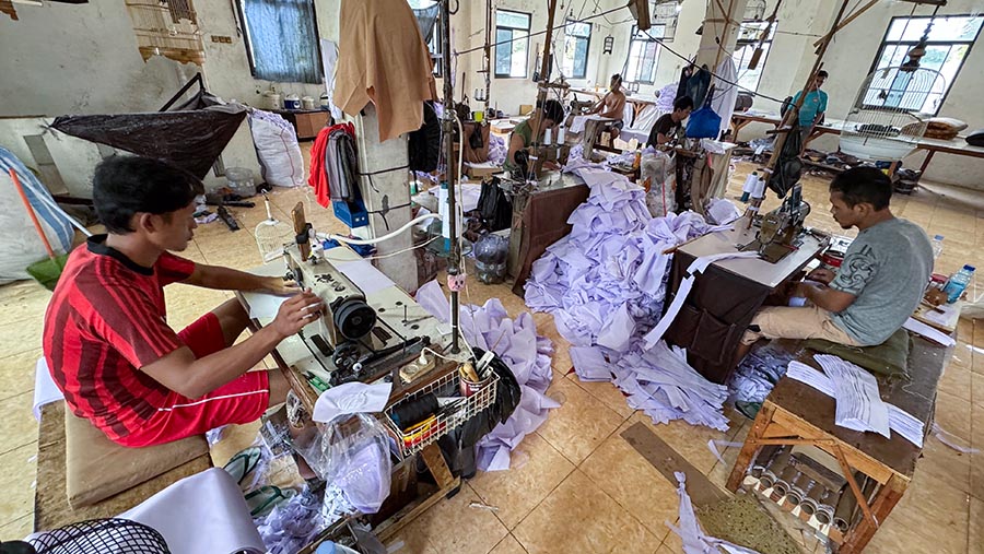 Pekerja konveksi menjahit bahan tekstil untuk dibuat seragam sekolah di Mampang, Jakarta, Kamis (4/7/2024). (Bloomberg Technoz/Andrean Kristianto)