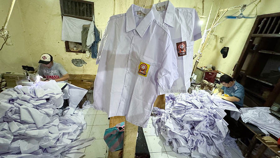Pekerja konveksi menjahit bahan tekstil untuk dibuat seragam sekolah di Mampang, Jakarta, Kamis (4/7/2024). (Bloomberg Technoz/Andrean Kristianto)