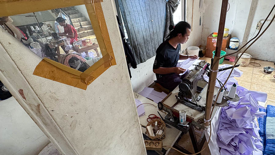 Pekerja konveksi menjahit bahan tekstil untuk dibuat seragam sekolah di Mampang, Jakarta, Kamis (4/7/2024). (Bloomberg Technoz/Andrean Kristianto)