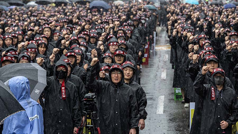 Pekerja Samsung Electronics Co. demo di luar pabrik Samsung di Hwaseong, Korea Selatan, Senin (8/7/2024). (Jean Chung/Bloomberg)