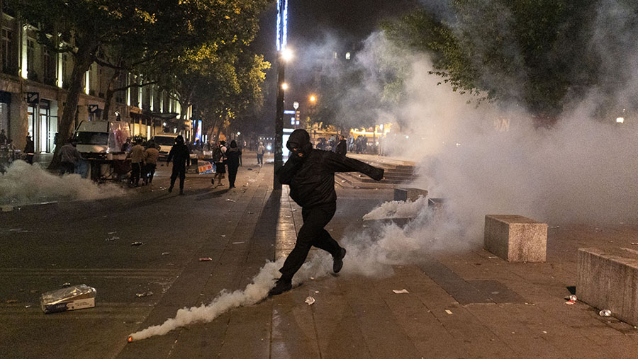 Polisi anti huru-hara bentrok dengan pengunjuk rasa setelah hasil pemilu legislatif di Paris, Prancis, Minggu (7/11/2024). (Nathan Laine/Bloomberg)