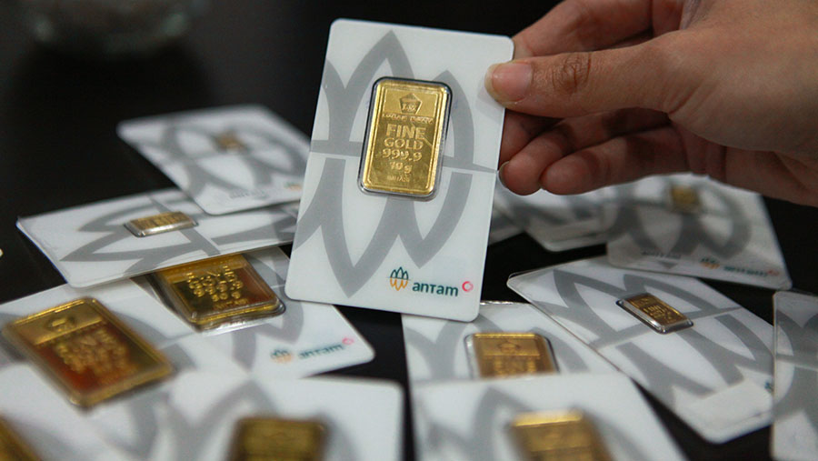 Karyawan merapihkan emas logam mulia Antam di Butik Emas ANTAM, Jakarta, Selasa (9/72024). (Bloomberg Technoz/Andrean Kristianto)