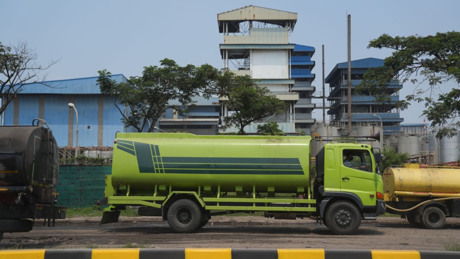 Truk yang mengangkut minyak sawit mentah mengantri di luar pabrik Apical Group Ltd. di Marunda, Jakarta, Indonesia. Fotografer: Dimas Ardian/Bloomberg