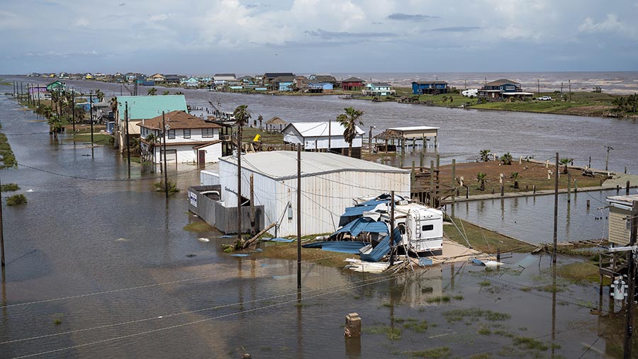 Rumah-rumah dikelilingi banjir setelah Badai Beryl menerjang Sargent, Texas, AS, Senin (8/7/2024). (Eddie Seal/Bloomberg)