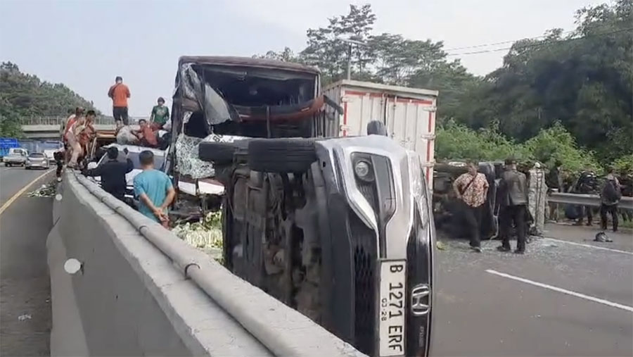 Personel PJR Cipularang melakukan evakuasi korban kecelakaan lalu lintas di KM 85 Tol Cipularang. (Tangkapan Layar Instagram @pjrcipularang)