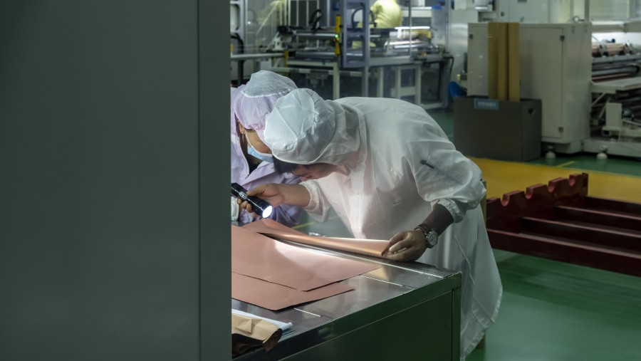 Produksi foil tembaga di Zhejiang Huanergy Co. di Jinhua, China. (Fotografer: Qilai Shen/Bloomberg)