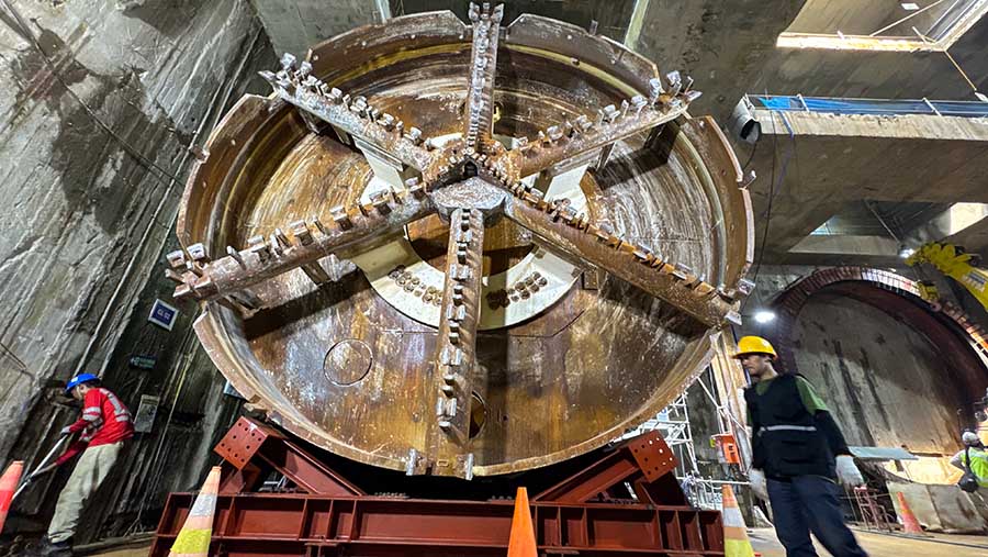 Mesin bor terowongan (TBM) pembangunan jalur MRT Jakarta fase 2A CP 203 di Glodok, Jakarta, Kamis (11/7/2024). (Bloomberg Technoz/Andrean Kristianto)