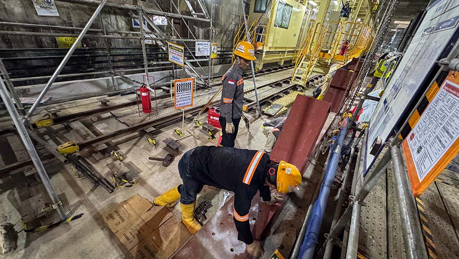 Pekerja melakukan pengerjaan jalur MRT Jakarta fase 2A CP 203 di Glodok, Jakarta, Kamis (11/7/2024). (Bloomberg Technoz/Andrean Kristianto)