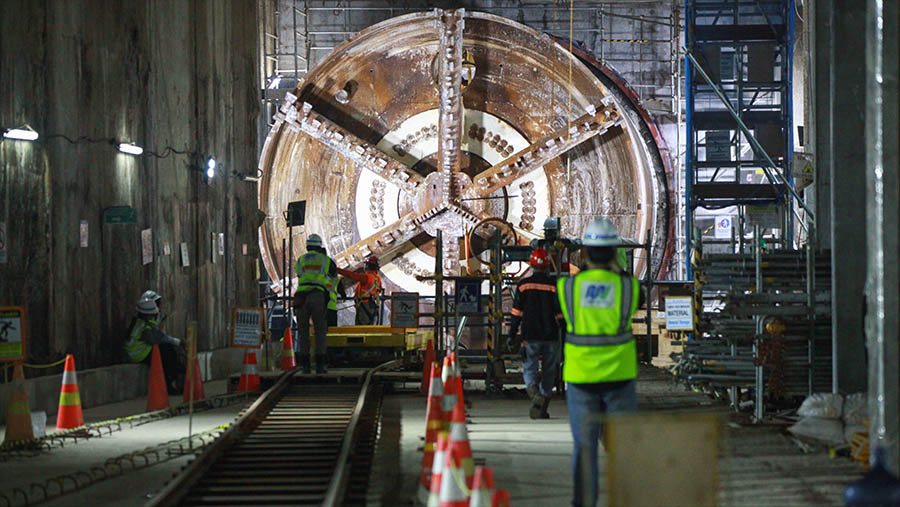 Mesin bor terowongan (TBM) pembangunan jalur MRT Jakarta fase 2A CP 203 di Glodok, Jakarta, Kamis (11/7/2024). (Bloomberg Technoz/Andrean Kristianto)