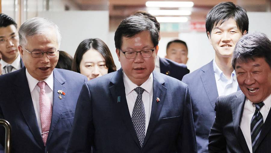 Wakil perdana menteri pemerintahan Tsai Ing-wen dari Januari 2023 hingga Mei 2024, Cheng Wen-tsan (tengah). (Dok: STR/Getty Images)