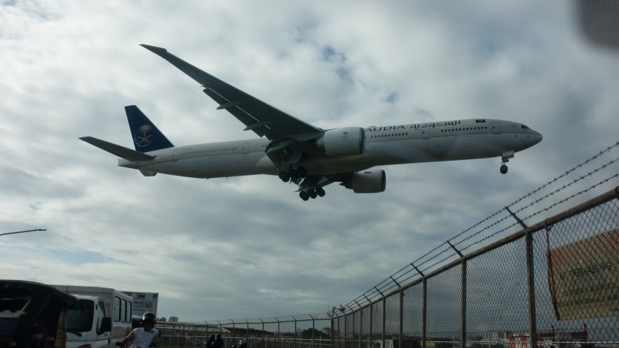 Pesawat Saudi Airlines bersiap mendarat di Bandara Internasional Ninoy Aquino (NAIA) di Manila, Filipina. (Dok: Geric Cruz/Bloomberg)