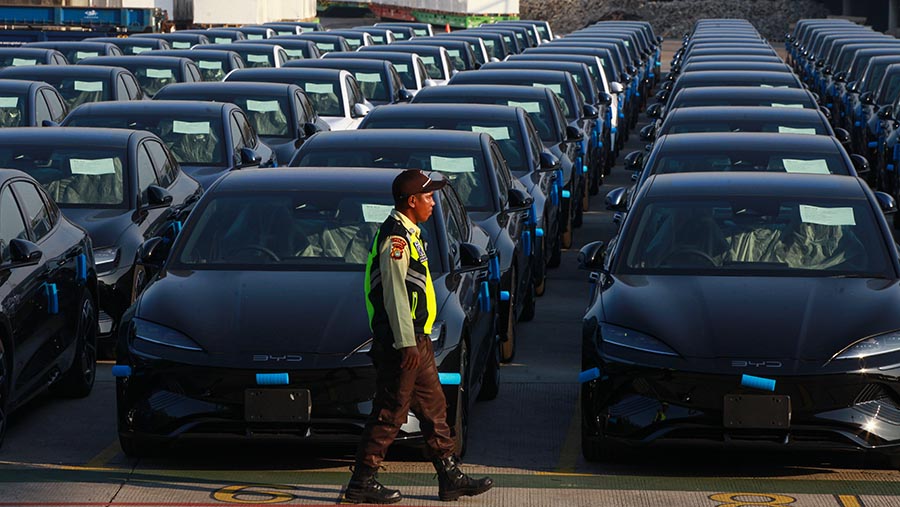 BYD Seal terparkir di IPCC Terminal Kendaraan, Pelabuhan Tanjung Priok, Jumat, (12/7/2024). (Bloomberg Technoz/Andrean Kristianto)